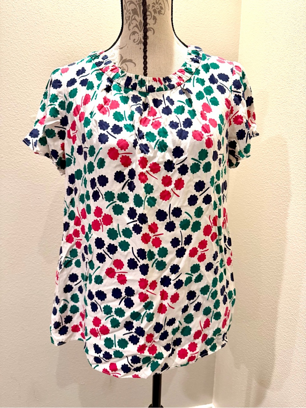 Boden Sz.M (12 in Boden) Soft White Short-Sleeve Blouse with Punchy Floral Print